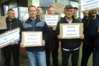 Радници дервентске фабрике “Унис” протестом траже уплату доприноса