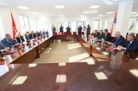 Emiteri pod nadzorom, mandati strankama