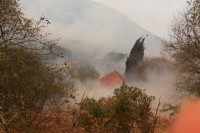 Херцеговина: Ватрогасци одбранили имања, али ватра и даље пријети