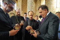 Vladika Dimitrije darovao Dodika i Vučića specijalnim zlatnicima