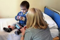 Cvijanovićeva u posjeti djeci na Klinici za dječije bolesti