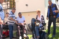 Жупник из Добоја поклонио суграђанима електрична инвалидска колица