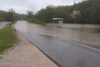 Многи путеви непроходни због поплава и одрона