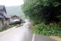 Zbog kiše i klizišta obustavljen saobraćaj na više putnih pravaca
