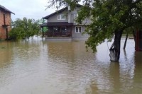 Критично у Гомјеници: Пробијен насип
