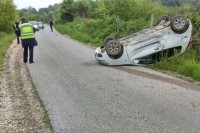 Udario u punto i prevrnuo ga, pa pobjegao