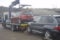 Pokušao pregaziti policajca i službenika