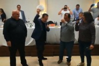 Dačić opet zapjevao pa razbio tanjir VIDEO