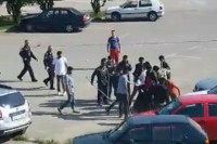 Нови снимак туче у Великој Кладуши: Радиле мотке и шипке, два полицајца на 20 миграната VIDEO