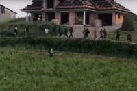 Мигранти са шипкама ходају Великом Кладушом у потрази за супарницима VIDEO