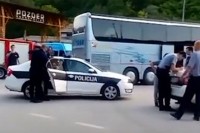 Мигранта извукли испод аутобуса у Коњицу