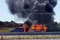 Zapalio se auto sa kamp prikolicom kod Nove Topole