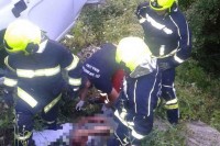 Auto završio na krovu, intervenisali i banjalučki vatrogasci