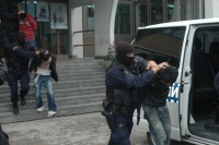 Sestra osumnjičenog dilera napala TV ekipe