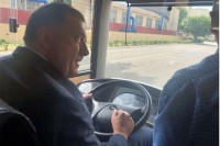 Dodik posjetio fabriku “MAZ” u Bjelorusiji, vozio i autobus