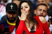 Najpoznatija navijačica na svijetu se vratila na tribine, stadion joj skandirao