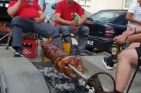 Banjalučani osmislili novi način pečenja praseta