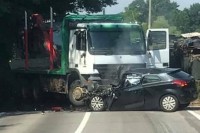 Jedna osoba poginula u stravičnom sudaru dva auta i kamiona