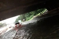Због поплаве грађани блокирали пут