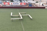 Nova svastika u Hrvatskoj: Kukasti krst od klupa na terenu za mali fudbal