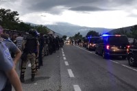 Полиција уз употребу силе уклонила раднике “Алуминија”