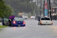   Nju Orleans paralisan, voda ulicama nosila automobile
