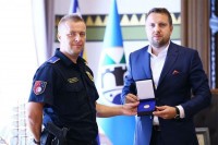 Skaka nagradio policajca koji je razoružao ženu nakon što je ranila muža