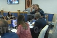 Na skupštini kantona u Goraždu nakon svađe poletjele boce VIDEO