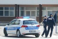 Glavom razbio nos policajcu