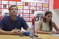 Urnebesan video: Lalat nije “smio” da pogleda zgodnu Vošinu portparolku VIDEO