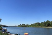 Сутра претежно облачно уз локалне пљускове