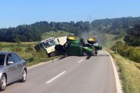 Tri osobe povrijeđene u sudaru traktora i kamiona