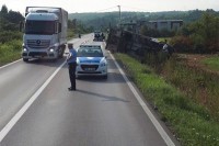 Nezgoda kod Banjaluke: Kamion sletio sa puta i prevrnuo se