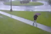 Kamera snimila udar groma u čovjeka