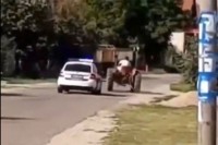 Policijska potjera za traktoristom: Kad su ga stigli dodao je gas VIDEO