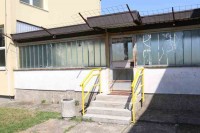 Kamenicama razbijena stakla na školi u Derventi