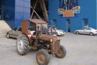 “Odgovor” na tenk: Dinamo postavio traktor ispred svog stadiona