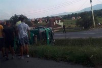 Prevrnuo se kamion sa drvima kod Doboja