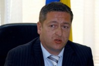 Bivši policijski komesar sjekirom razlupao automobil ministra, pa pucao