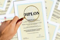 Premijer provjerava diplome