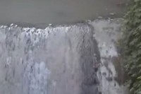 Ekološki incident u Mostaru: Nafta teče rijekom VIDEO