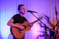 Kantautor Igor Božanić nastupio u Art dvorištu: I šaputavi glas prenese snažnu poruku