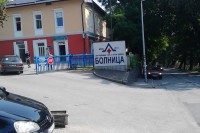 Suprugu izbo ispred sinove štale