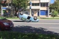 Automobil se prevrnuo na krov, povrijeđene dvije osobe
