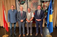 Skandal u Austriji: Visoki zvaničnici pred zastavom OVK
