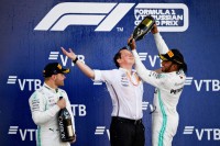 Hamilton iskoristio debakl Ferarija i trijumfovao deveti put u sezoni