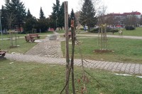 Клупе и игралишта на мети вандала