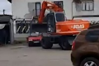 Инцидент у Прњавору: Багером уништио аутомобил дужнику VIDEO
