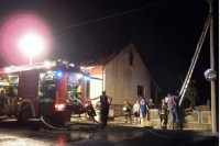 Vatra progutala porodičnu kuću u Živinicama: Smrtno stradala jedna osoba