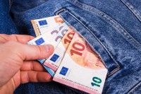 Njegovateljica optužena za krađu 3.200 evra